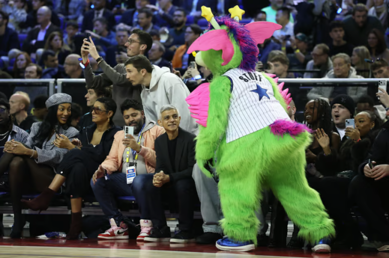 Crowd boos Sadiq Khan and US anthem at NBA London game