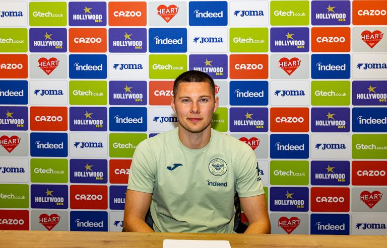 Brentford goalkeeper Hákon Valdimarsson has signed a new contract