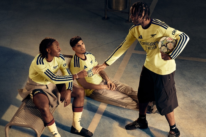 H24789-FW26_ARSENAL_THIRD_GROUP_KQ6511_KB9969_MADUEKE_HINCAPIE_EZE_NON_ADIDAS_01_16x9-1426077-scaled.jpg