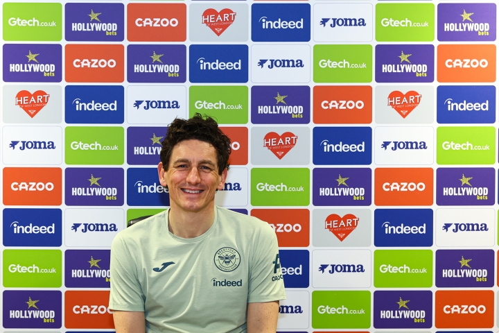 Keith-Andrews-signs-new-Brentford-contract.jpg