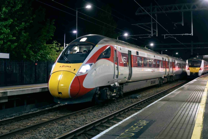 LNER-Azuma-at-Bedford-3_cropped-1-scaled-1.jpg