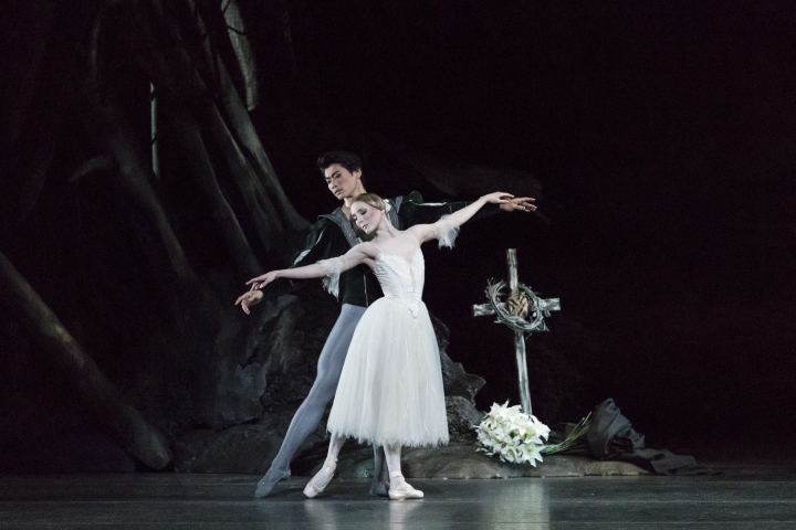 Ryoichi-Hirano-and-Sarah-Lamb-in-Giselle-photo-by-Helen-Maybanks-RBO-scaled.jpg