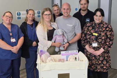 Talya-and-Chris-Jackson-with-the-cold-cot-and-Southend-Hospital-maternity-staff-e1791382174861.jpg