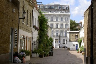 Typical_Street_In_The_Royal_Borough_Of_Kensington_And_Chelsea_In_London.jpg